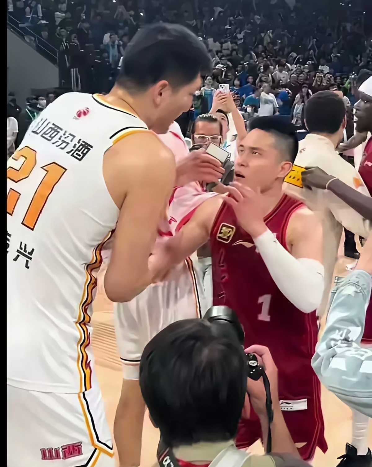 CBA惊险逆转取胜,粉丝狂欢不已 CBA惊险逆转取胜,粉丝狂欢不已